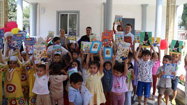 Русский дом передал в детский сад Душанбе большой комплект литературы - Sputnik Таджикистан