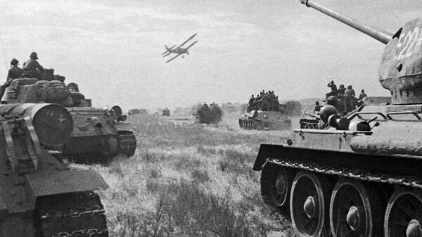Танкисты 9-го Гвардейского механизированного корпуса Забайкальского фронта переходят через Большой Хинган с целью разгрома Квантунской армии в западной Маньчжурии - Sputnik Тоҷикистон