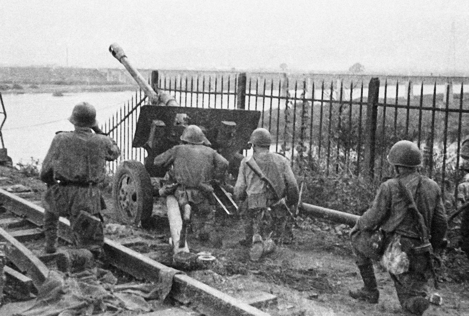 Артиллерийский расчет 159 стрелковой дивизии 1-го Дальневосточного фронта ведет бой за крупный город Муданьцзян в провинции Хэйлунцзян КНР на реке Муданьцзян - Sputnik Тоҷикистон, 1920, 16.08.2025