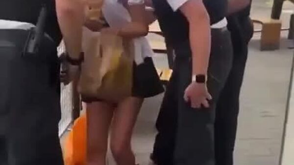 В Британии школьницу арестовали за визит в McDonald’s - Sputnik Таджикистан