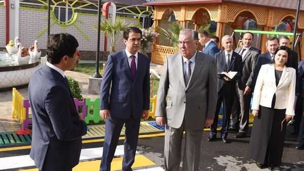 Эмомали Рахмон на открытии новой школы в Душанбе - Sputnik Таджикистан