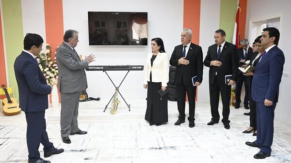 Эмомалӣ Раҳмон зимни ифтитоҳи мактаби нав дар Душанбе - Sputnik Тоҷикистон