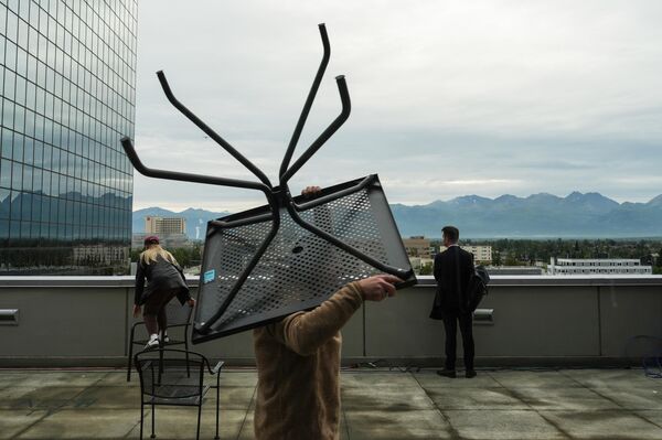 Омодагиҳо барои дидори таърихии Путин ва Трамп дар Анкориҷи Аляска дар ҳама самт идома дорад. Интизор меравад, ки Трамп Путинро дар сатҳи олӣ пешвоз гирад. - Sputnik Тоҷикистон