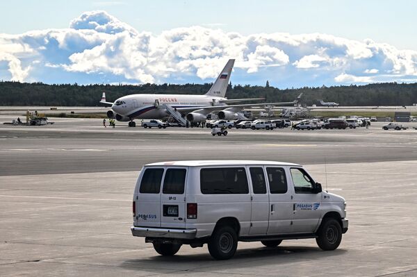 Ҳавопаймои Ил-96-300-и отряди вижаи парвозии &quot;Русия&quot;, аз фурудгоҳи Внуковои Маскав парвоз кард, ба фурудгоҳи байналмилалии Анкориҷ ба номиТед Стивенс фурӯд омад. - Sputnik Тоҷикистон