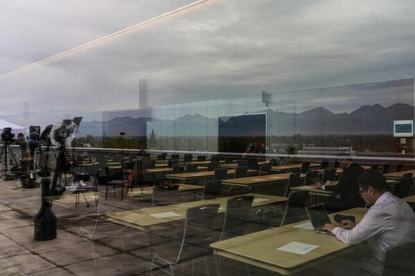 Намояндагони васоити ахбори омма дар як маркази пешниҳоди матбуот дар Маркази шаҳрвандӣ ва конгресси Денаина дар Анкориҷ барои музокироти таърихӣ омодагӣ мебинанд. - Sputnik Тоҷикистон