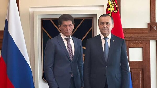 Посол Таджикистана в России Давлатшох Гулмахмадзода встретился с губернатором Приморского края во Владивостоке Олегом Кожемяко, сообщили в пресс-службе диппредставительства - Sputnik Таджикистан