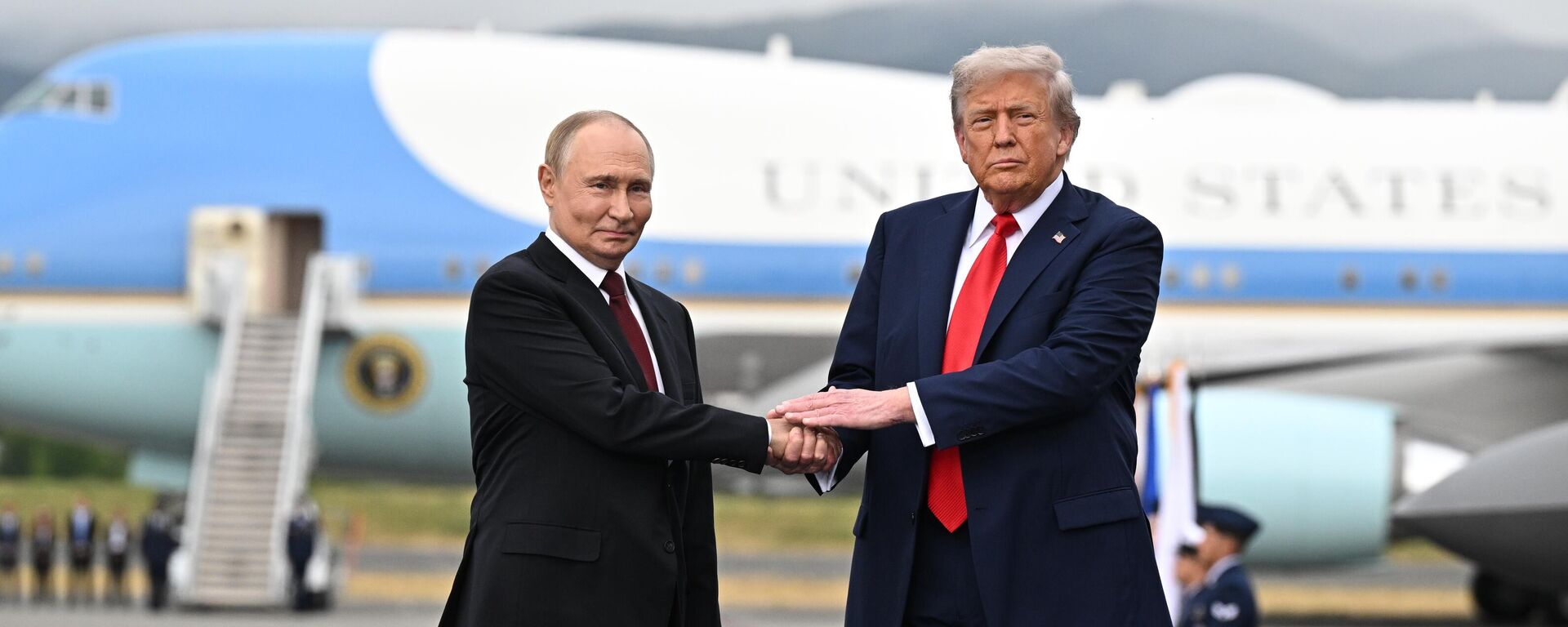 Президент Дональд Трамп приветствует президента России Владимира Путина, Аляска - Sputnik Таджикистан, 1920, 16.08.2025