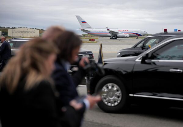 Самолет с президентом России Владимиром Путиным на борту прибывает на Объединенную базу Элмендорф-Ричардсон 15 августа 2025 года в Анкоридже, Аляска. Президент Трамп встречается с главой России Владимиром Путиным для мирных переговоров, направленных на прекращение конфликта на Украине. - Sputnik Таджикистан