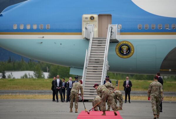 Военнослужащие подметают красную дорожку перед бортом президента США Дональда Трампа, ожидая его прибытия на Объединенную авиабазу Элмендорф-Ричардсон 15 августа 2025 года в Анкоридже, Аляска. - Sputnik Таджикистан
