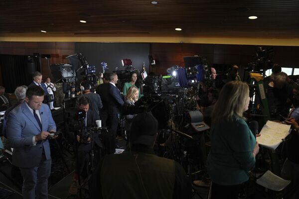 Представители СМИ готовятся к совместной пресс-конференции с президентом Дональдом Трампом и президентом России Владимиром Путиным на совместной военной базе Элмендорф-Ричардсон, Аляска. - Sputnik Таджикистан