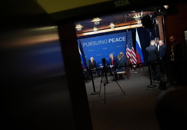 Глава Штатов Дональд Трамп и президент России Владимир Путин проводят встречу на совместной военной базе Элмендорф-Ричардсон. - Sputnik Таджикистан