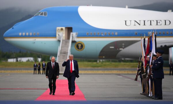 Глава США Дональд Трамп и президент России Владимир Путин во время их прибытия на военную базу в Анкоридже - Sputnik Таджикистан