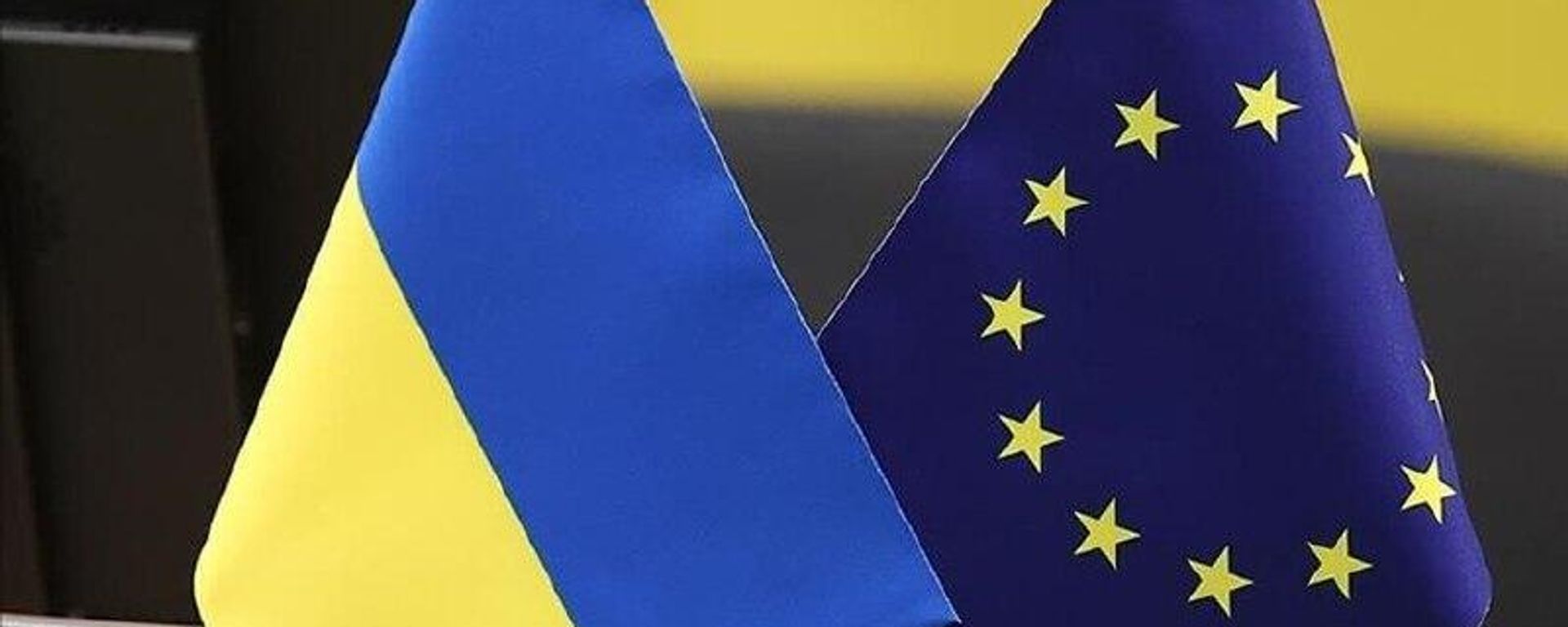 Раҳбарони Иттиҳодияи Аврупо ва Британияи Кабир ҳар гуна маҳдудият дар интиқоли силоҳ ба Киев ё худдорӣ аз пайвастани Украина ба Иттиҳодияи Аврупо ва НАТО-ро рад мекунанд, гуфта мешавад дар изҳороти муштараки онҳо пас аз дидори Путин бо Трамп - Sputnik Таджикистан, 1920, 13.07.2026