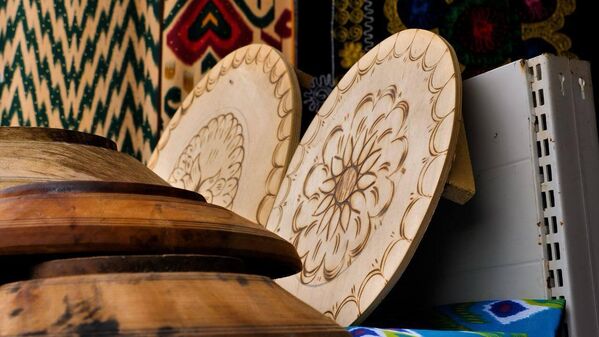 Ҳамчунин матоъҳои атласу адрас, либосҳои миллӣ, қолинҳо, кордҳо, хушкмева, сабзавот, тарбузу харбуза ва маҳсулоти дигар таваҷҷуҳи харидоронро ҷалб намуданд. - Sputnik Тоҷикистон