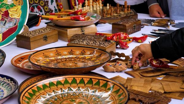 Корхонаҳои пешсафи вилоят, ширкатҳои консервабарорӣ ва истеҳсолкунандагони шириниҳои миллӣ (қанду набот, ҳалво, кулчаҳо) маҳсули дасти худро пешниҳод намуданд. - Sputnik Тоҷикистон