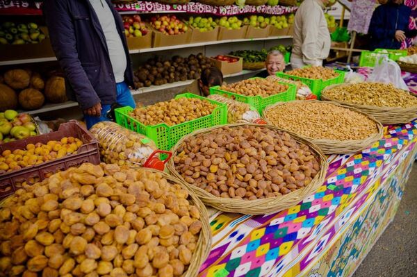 Дар ярмарка беш аз 1000 тонна маҳсулот аз ҷониби кишоварзон, ҳунармандон ва корхонаҳои саноатии шаҳру ноҳияҳои вилояти Суғд ба намоишу фурӯш бароварда шуд. - Sputnik Тоҷикистон