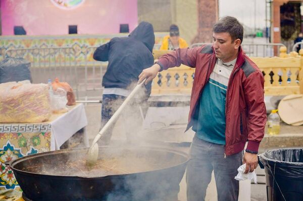 Ошпазони шаҳру ноҳияҳои вилоят дар 10 деги бузург оши палави тоҷикӣ омода карданд, ки аз ҷониби сокинони шаҳри Остонаи Ҷумҳурии Қазоқистон гарм истиқбол шуд. - Sputnik Тоҷикистон