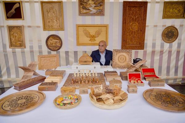 Дар маркази майдон намоишу фурӯши маҳсулоти гуногун ба роҳ монда шуд. - Sputnik Тоҷикистон