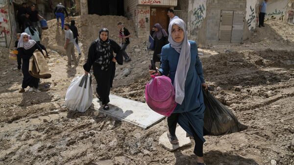 Жители эвакуированного лагеря беженцев в городе Тулькарм на Западном берегу реки Иордан, пятница, 2 мая 2025 года - Sputnik Таджикистан
