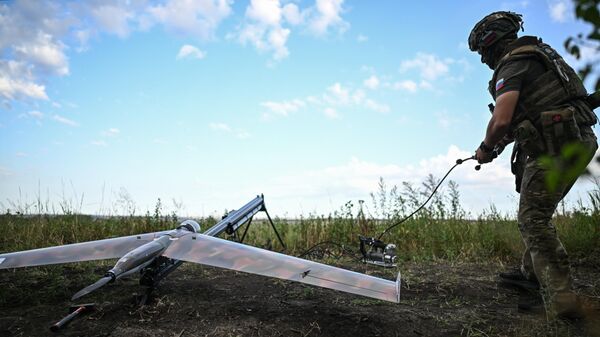 Военнослужащий 288-й гвардейской артиллерийской бригады ВС РФ запускает беспилотный летательный аппарат  - Sputnik Тоҷикистон