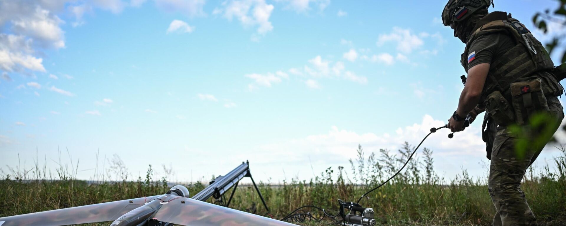 Военнослужащий 288-й гвардейской артиллерийской бригады ВС РФ запускает беспилотный летательный аппарат  - Sputnik Тоҷикистон, 1920, 21.08.2025