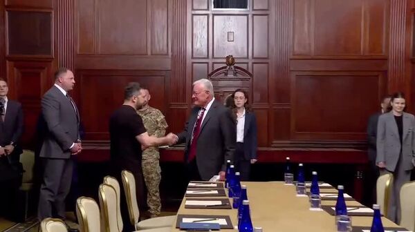 Зеленский пришел в простой черной футболке на встречу со спецпредставителем Трампа Келлогом в Вашингтоне - Sputnik Таджикистан