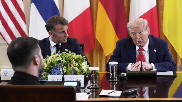Президент Дональд Трамп и президент Франции Эммануэль Макрон во время встречи с Владимиром Зеленским и европейскими лидерами в Восточной комнате Белого дома в понедельник, 18 августа 2025 года, в Вашингтоне - Sputnik Тоҷикистон