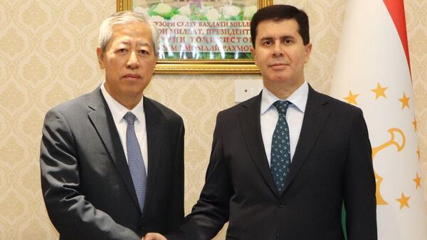 Министр экономического развития и торговли Завкизода Завки Амин встретился с вновь назначенным послом Китайской Народной Республики в Республике Таджикистан Го Чжицзюнем - Sputnik Тоҷикистон
