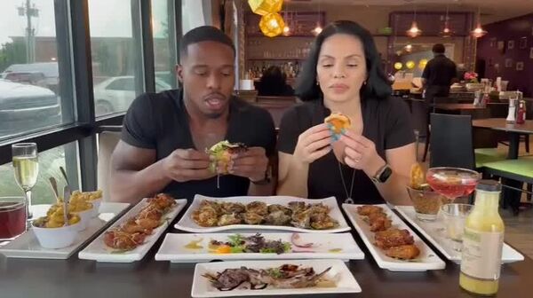 Фуд-блогеры едва не погибли в Техасе во время съемки обзора: в окно ресторана врезался внедорожник - Sputnik Таджикистан