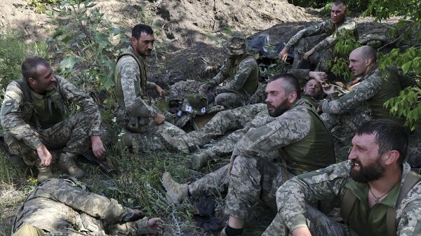Украинские военнослужащие отдыхают после учений в Запорожской области. Архивное фото - Sputnik Тоҷикистон