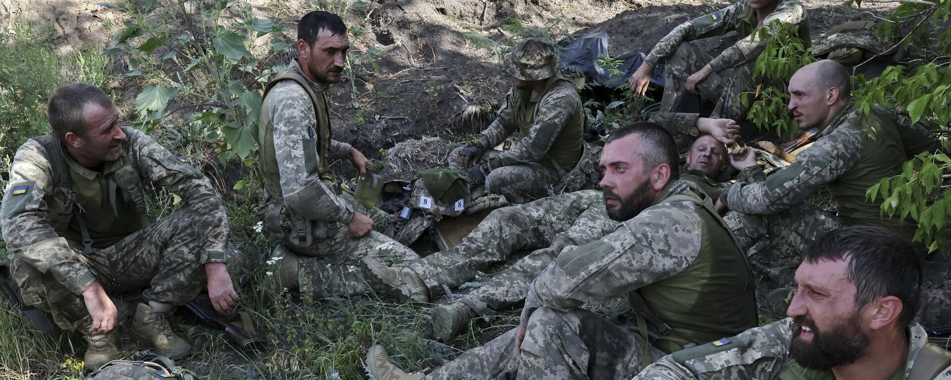 Украинские военнослужащие отдыхают после учений в Запорожской области. Архивное фото - Sputnik Тоҷикистон, 1920, 15.10.2025