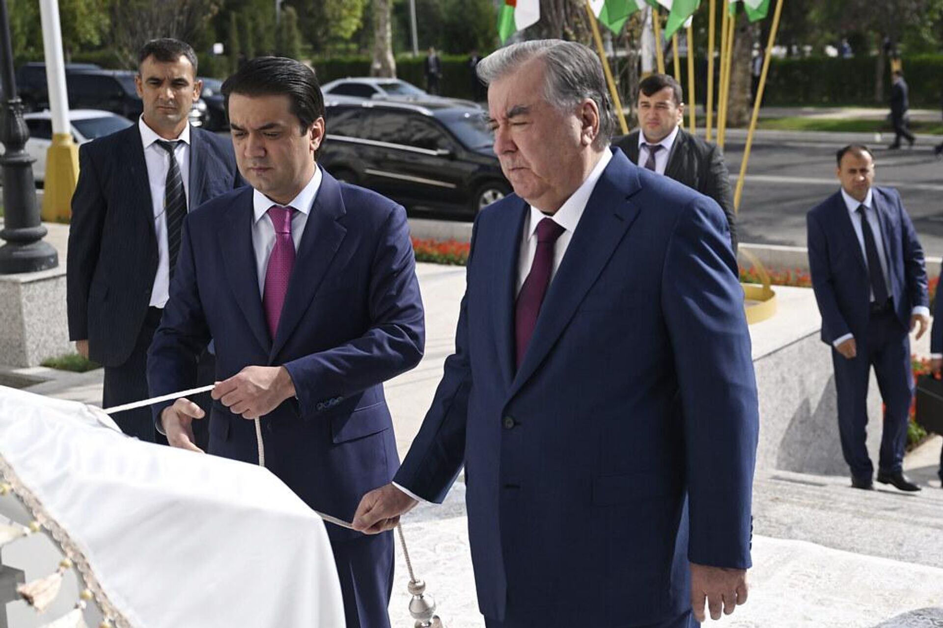 Президент Таджикистана Эмомали Рахмон и председатель Душанбе Рустам Эмомали ввели в эксплуатацию Исламский институт имени Имама Азам-Абу Ханифы. - Sputnik Таджикистан, 1920, 21.08.2025