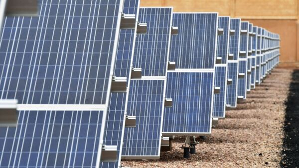 Солнечные панели первой в Сирии солнечной электростанции, находящейся в 20 километрах от Дамаска - Sputnik Таджикистан