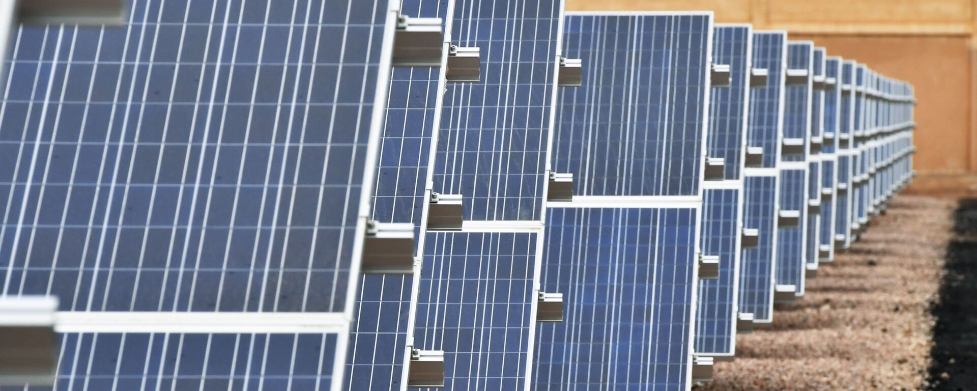 Солнечные панели первой в Сирии солнечной электростанции, находящейся в 20 километрах от Дамаска - Sputnik Таджикистан, 1920, 21.08.2025