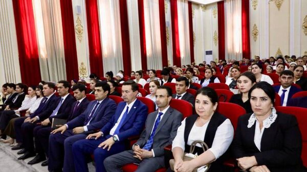 В Душанбе прошла конференция работников сферы образования: присутствующие обсудили цифровизацию и искусственный интеллект, сообщает пресс-служба мэра столицы - Sputnik Таджикистан
