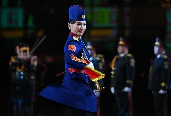 Хизматчии ҳарбии ансамбли академии суруд ва рақси Қуввахои Мусаллаҳи Муғулистон дар омодагии расми кушодашавии Фестивали XVII байналхалқии мусиқии ҳарбии &quot;Бурҷи Спасская&quot; дар Майдони Сурхи Маскав. - Sputnik Тоҷикистон