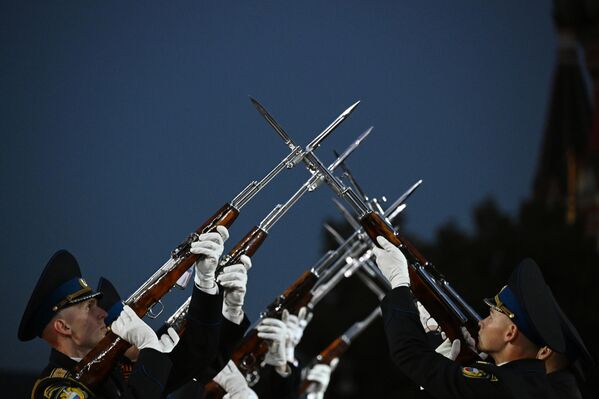 Хизматчиёни ротаи қаровули фахрии полки президентӣ (Русия) дар репетисияи либоспӯшии маросими ифтитоҳи Фестивали XVII байналмилалии мусиқии ҳарбӣ &quot;Бурҷи Спасская&quot; дар Майдони Сурхи Маскав. - Sputnik Тоҷикистон