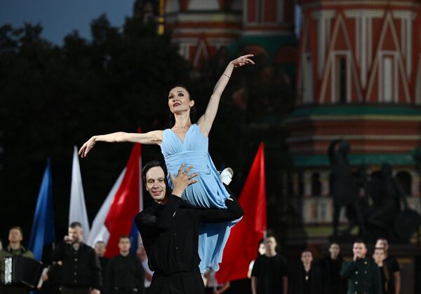 Омодагии расми кушоди Фестивали XVII байналхалқии мусиқии ҳарбӣ &quot;Бурҷи Спасская&quot; дар Майдони Сурхи Маскав. - Sputnik Тоҷикистон