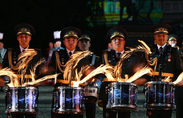 Оркестри марказии ҳарбии Вазорати мудофиаи Ҷумҳурии Қазоқистон дар омодагии маросими ифтитоҳи Фестивали XVII байналмилалии мусиқии ҳарбӣ &quot;Бурҷи Спасская&quot; дар Майдони Сурхи Маскав. - Sputnik Тоҷикистон