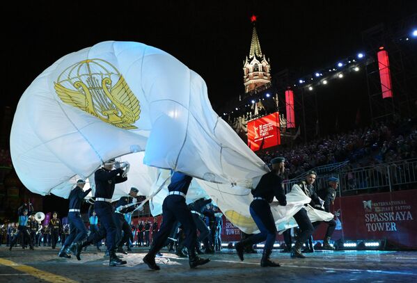 Оркестри омехта ва ансамбли суруду рақси қушунҳои ҳавоии Русия дар омодагии тантанавии маросими кушодашавии Фестивали XVII байналхалқии мусиқии ҳарбии &quot;Бурҷи Спасская&quot; дар Майдони Сурхи Маскав. - Sputnik Тоҷикистон