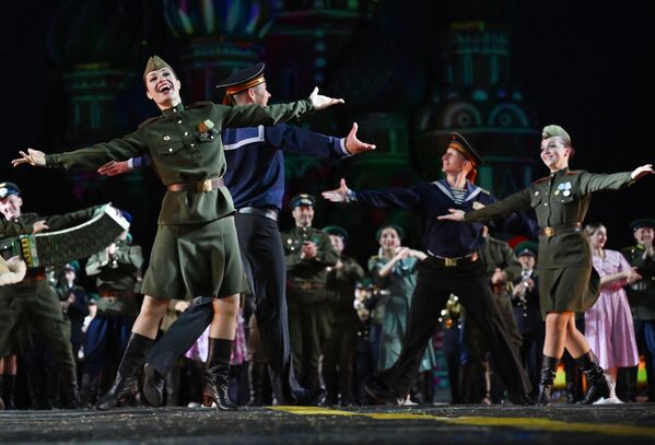 Ансамбли суруд ва рақси Русия ба номи А В. Александров дар омодагии генералӣ ба маросими ифтитоҳи Фестивали XVII байналхалқии мусиқии ҳарбии &quot;Бурҷи Спасская&quot; дар Майдони Сурхи Маскав. - Sputnik Тоҷикистон