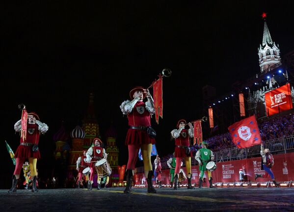 Ансамбли байрақбардорони таърихии шаҳри Кори (Италия) дар омодагии генералии маросими ифтитоҳи фестивали XVII байналхалқии мусиқии ҳарбии &quot;Бурҷи Спасская&quot; дар Майдони Сурхи Маскав. - Sputnik Тоҷикистон