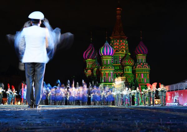 Ансамбли академии суруд ва рақси Қувваҳои Мусаллаҳи Муғулистон дар омодагии генералии маросими ифтитоҳи фестивали XVII байналхалқии мусиқии ҳарбии &quot;Бурҷи Спасская&quot; дар Майдони Сурхи Маскав. - Sputnik Тоҷикистон