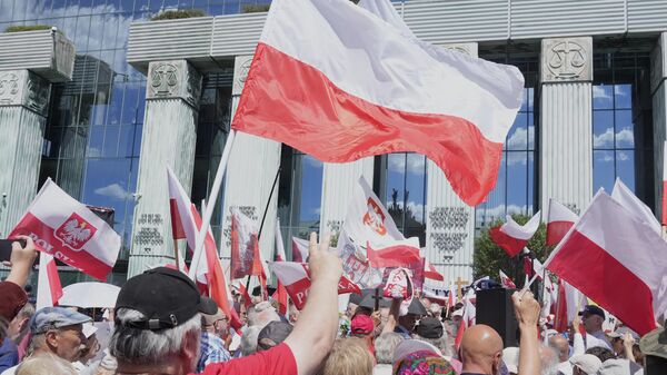 Сторонники Кароля Навроцкого перед зданием Верховного суда в Варшаве. Архивное фото - Sputnik Таджикистан