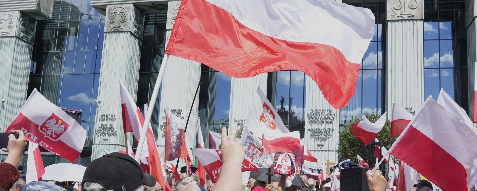 Сторонники Кароля Навроцкого перед зданием Верховного суда в Варшаве. Архивное фото - Sputnik Таджикистан, 1920, 23.08.2025