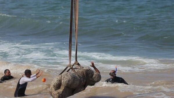 Три огромных статуи подняли со дна моря около Александрии на севере Египта - Sputnik Таджикистан