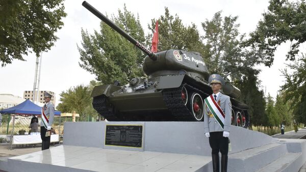 В Таджикистане почтили память советских солдат, сражавшихся на Курской дуге - Sputnik Таджикистан