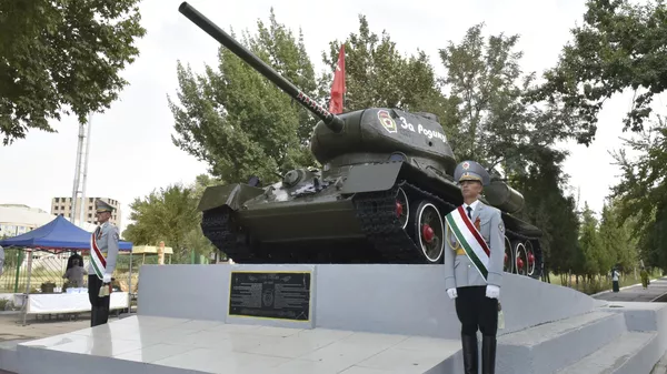 В Таджикистане почтили память советских солдат, сражавшихся на Курской дуге  - Sputnik Тоҷикистон