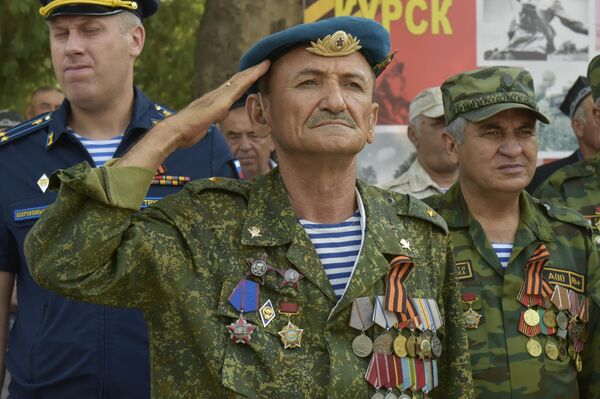 Также собрались около сотни горожан, ветеранов, волонтеров, представителей властей, общественных организаций, посольств РФ и Беларуси. - Sputnik Таджикистан