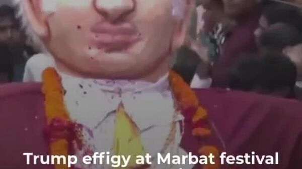 Дар Ҳиндустон як ҳайкали Трамп ба таври рамзӣ барои аз байн бурдани бадии иқтисодӣ сӯзонда шуд - Sputnik Тоҷикистон